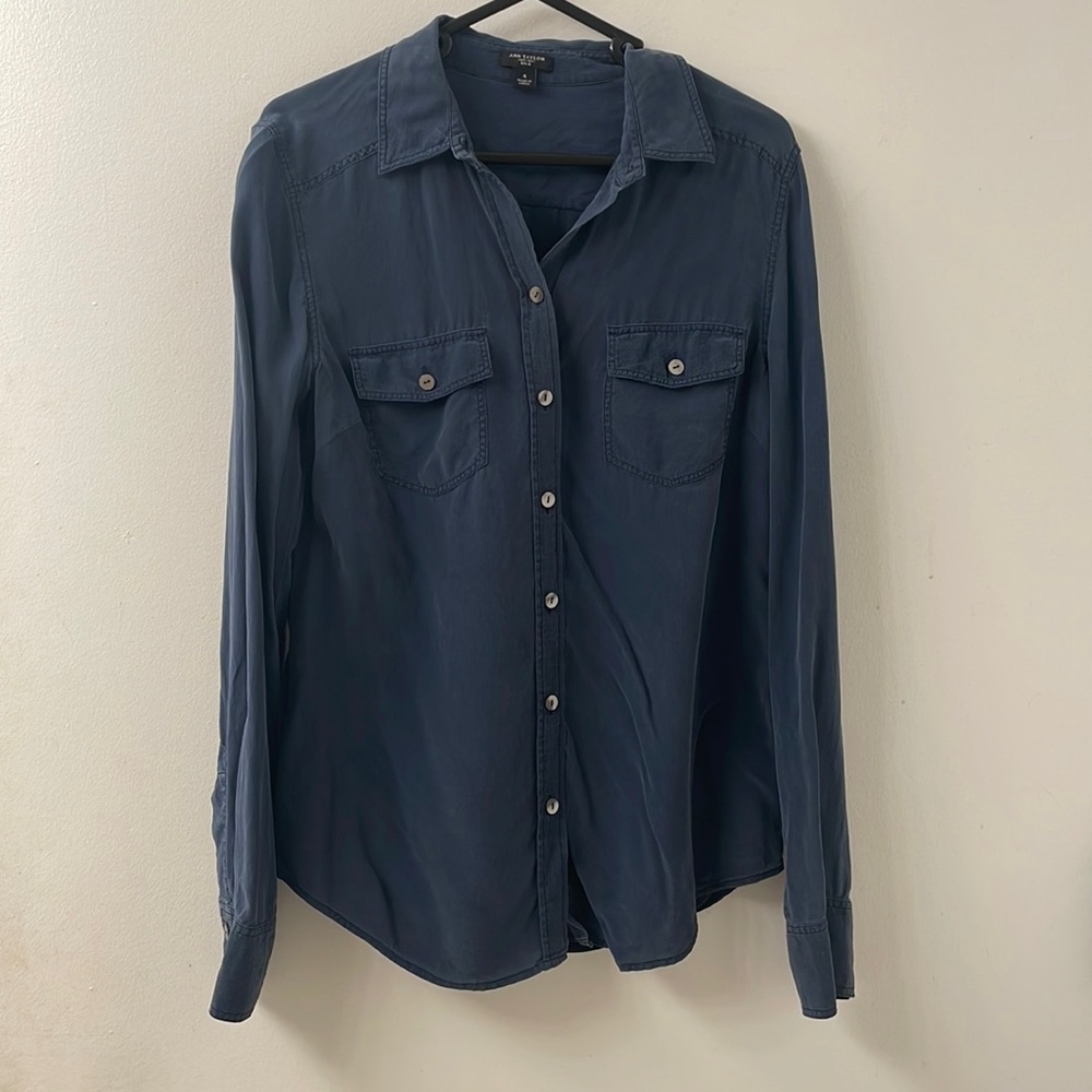 ANN TAYLOR Women Size 4 Navy Silk Button Up Shirt Blouse.